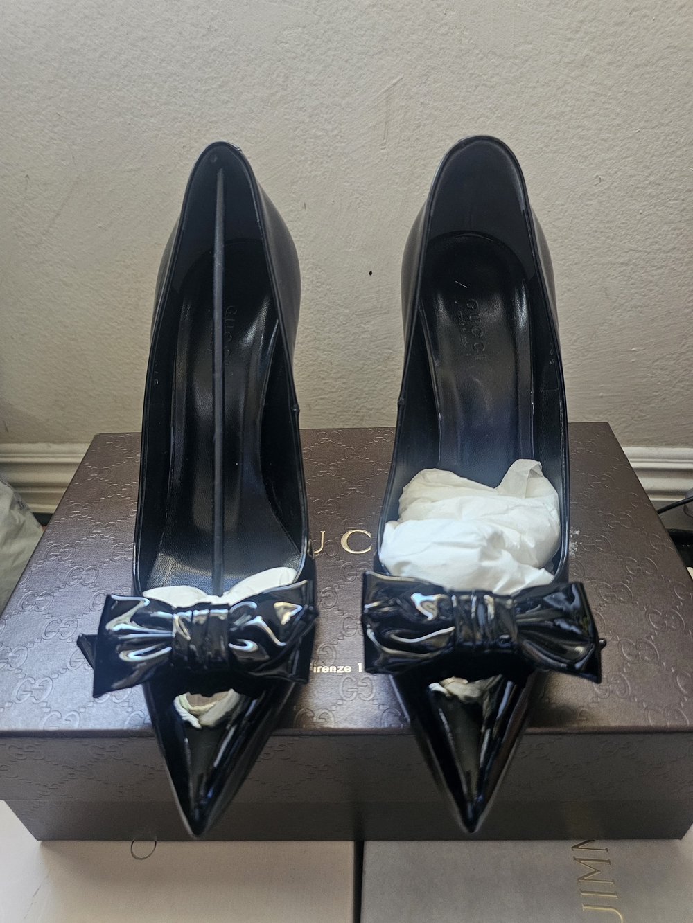 Gucci Black Patent Pointed-Toe Bow Pumps - Women's